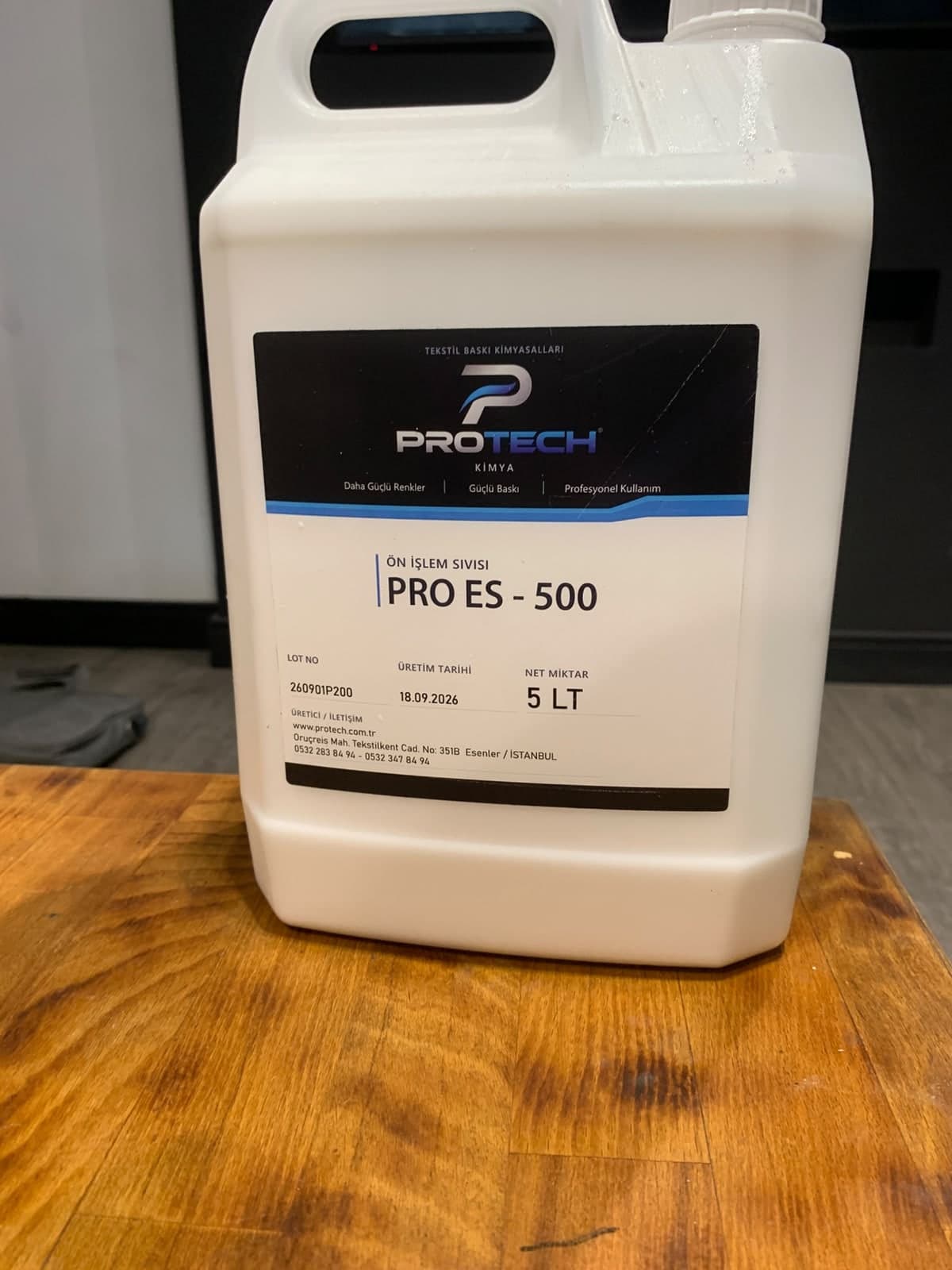 PRO ES-500 bidonunun etiketi; Ön İşlem Sıvısı ve 5 LT ibareleri